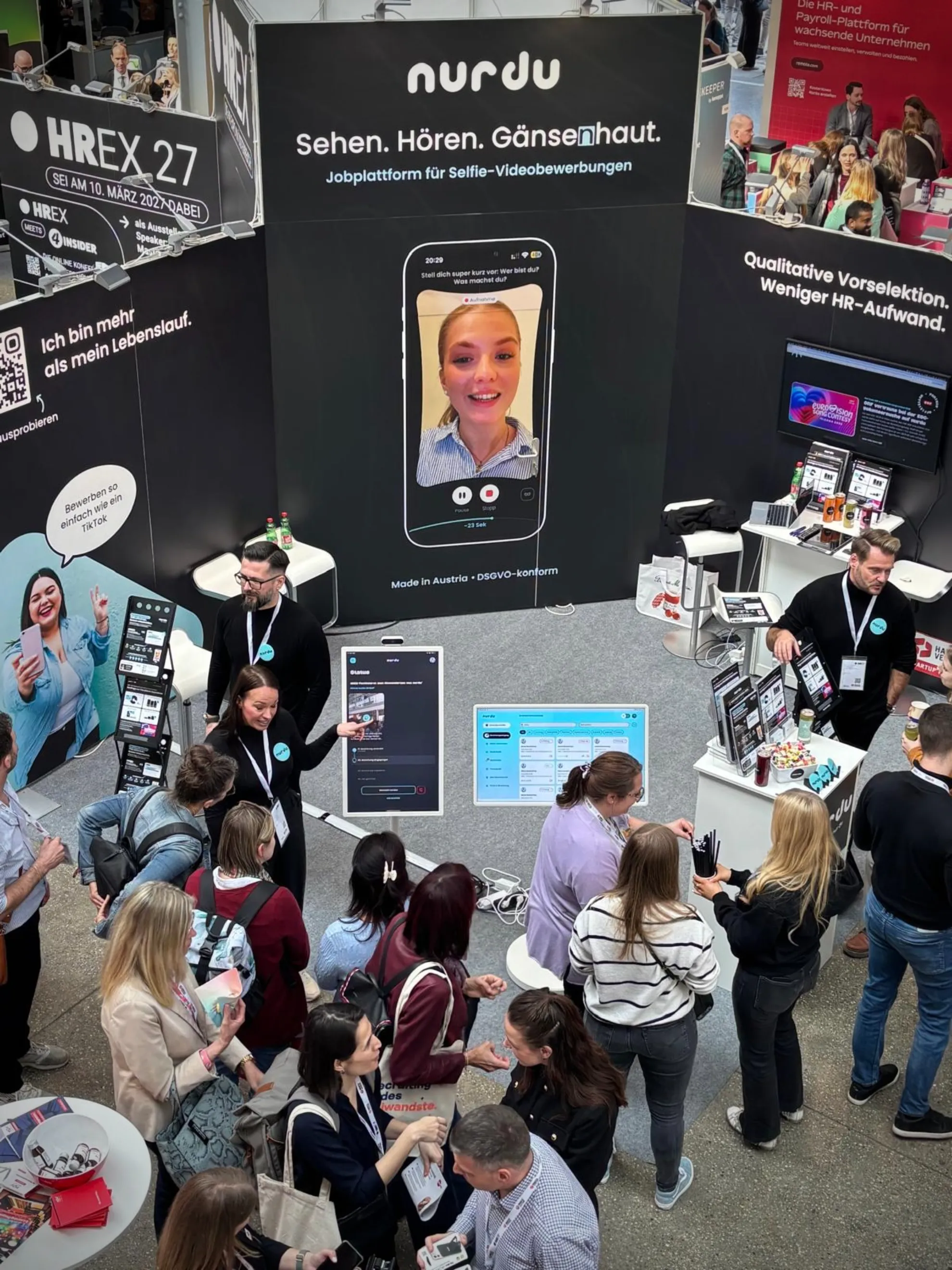 Besucherinnen und Besucher beim nurdu HREX Messestand