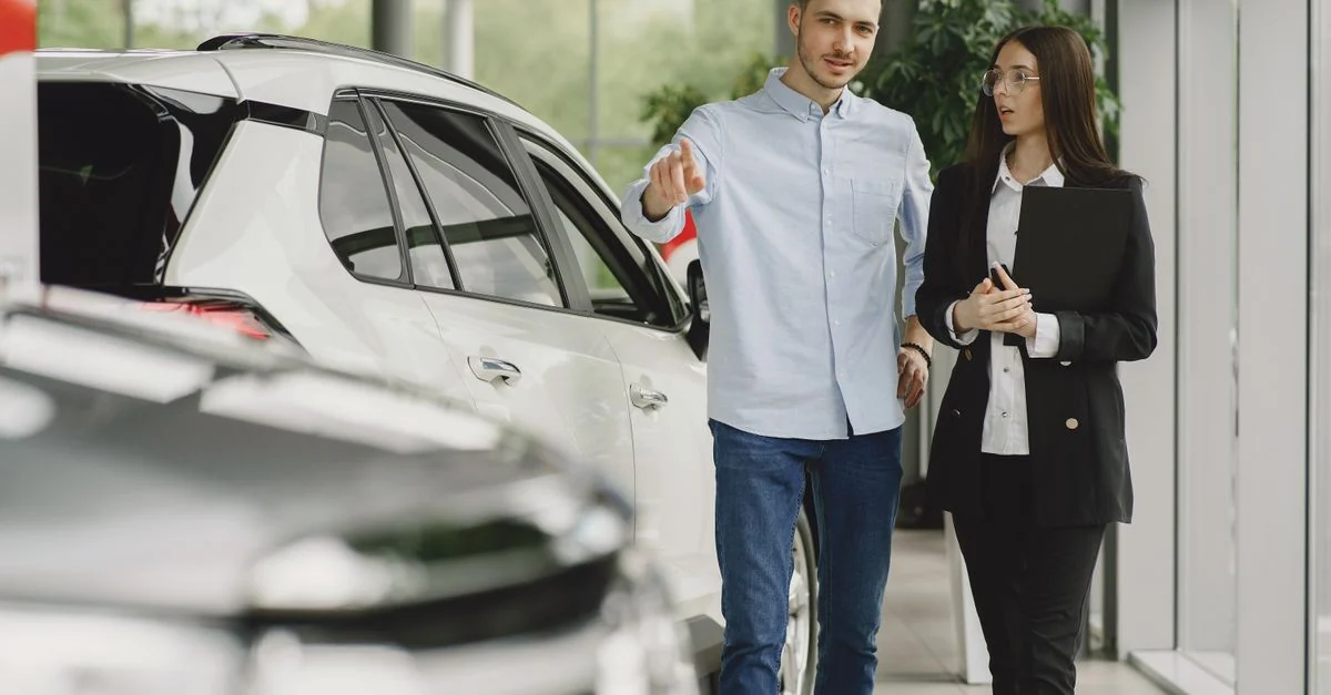 Serviceberaterin im Gespräch mit einem Kunden im Autohaus